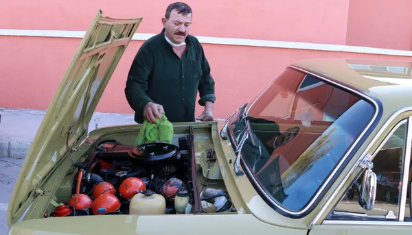 burdurda-oto-yikamaci-turan-hayta-30-bin-lira-masraf-yaparak-yeniledigi-1976-model-murat-124unu-150-bin-liraya-bile-satmiyor-1606891412434.jpg Burdur'da oto yıkamacı Turan Hayta 30 bin lira masraf yaparak yenilediği 1976 model Murat 124'ünü 150 bin liraya bile satmıyor-4