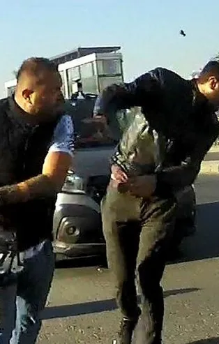 Kağıthane'de trafik magandası önünü kestiği motosikletliyi tokatladı! Olay saniye saniye kameralarda