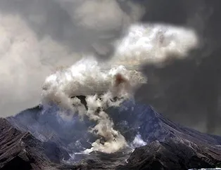 Yeni Zelanda'da Whakaari Yanardağı 18 yıl sonra patladı! Okyanus ikiye ayrıldı