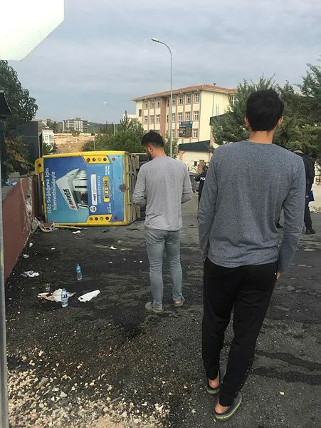 gaziantepte-ogrenci-servisi-ile-halk-otobusu-carpisti-cok-sayida-yarali-1636526412208.jpg Gaziantep’te öğrenci servisi ile halk otobüsü çarpıştı: Çok sayıda yaralı-2