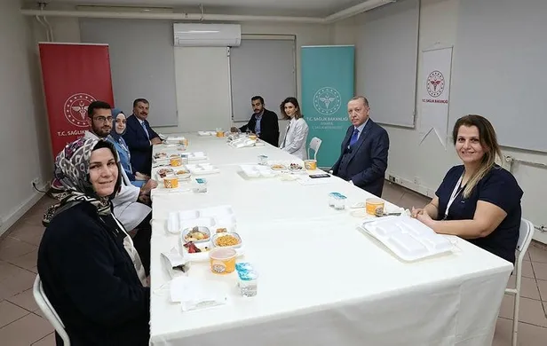 son-dakika-baskan-erdogan-saglik-calisanlariyla-iftar-yapti-1619294030549.jpeg Son dakika: Başkan Erdoğan sağlık çalışanlarıyla iftar yaptı-2