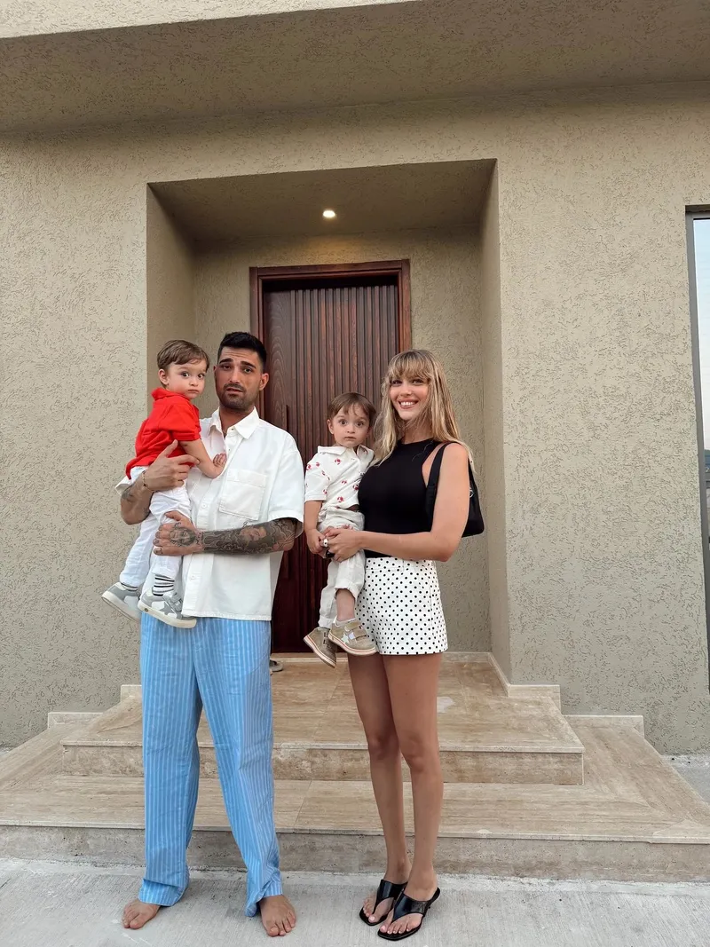 yasemin-sefkatli-ve-oglu-merdivenden-dustu-ambulansla-hastaneye-kaldirildi-1776502316841.jpg Görünmez kaza geliyorum demedi: Yasemin Şefkatli kucağında bebeğiyle merdivenden yuvarlandı! Ambulansla hastaneye kaldırıldılar-3