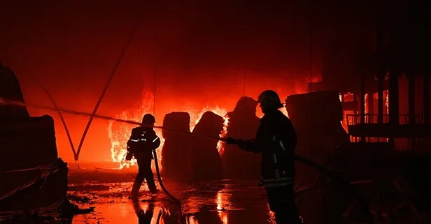 Kayseri'de keçe fabrikasında yangın! Ekipler müdahale ediyor: İşte alev bölgesinden görüntüler