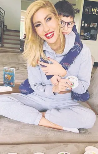 Çağla Şıkel, Anneler Günü'nde oğullarıyla karantinada