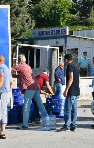 Bir su kuyruğu da Eskişehir'de! Vatandaş isyanda: Bu devirde nasıl su mağduriyeti olabiliyor?