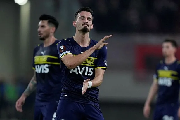 fenerbahceye-mergim-berisha-soku-resmi-aciklama-geldi-1640108286310.jpeg Fenerbahçe'ye Mergim Berisha şoku! Resmi açıklama geldi-3