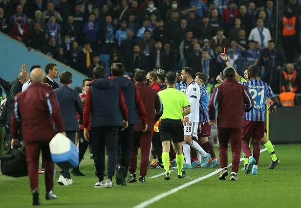 Trabzonspor derbisinde rakibini tokatlayarak kırmızı kart gören Larin’e büyük ceza kapıda!-6