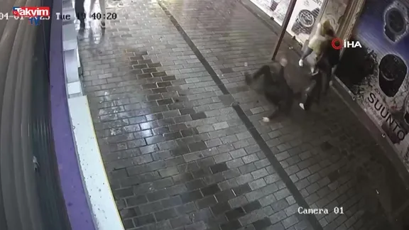 Beyoğlu'nda kadına şiddet: Bekçi, saldırganı bacağından vurarak etkisiz hale getirdi
