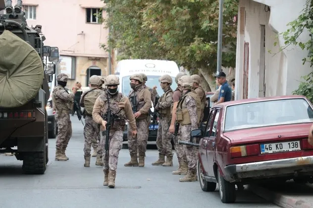 Operasyona giden ekibe saldırı: 3 polis yaralandı, 1 şüpheli ölü ele geçirildi