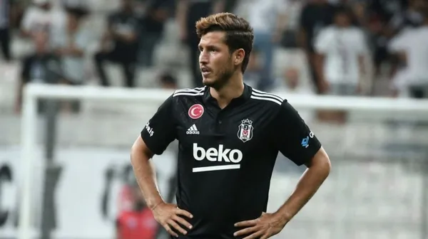 ozel-haber-i-besiktasli-salih-ucana-italyadan-talip-var-velona-kanca-atti-1659540269713.jpg