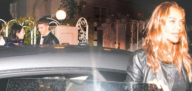 Yakışıklısıyla yemek yedi!