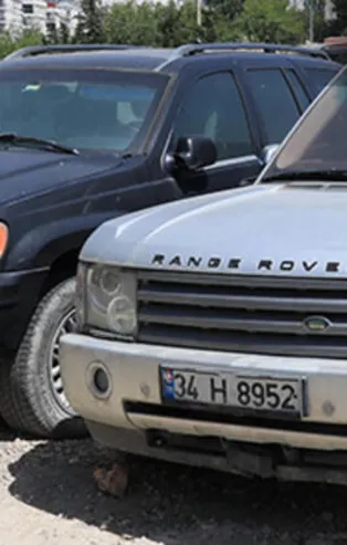 Milyonluk araçlar otoparklarda çürüyor