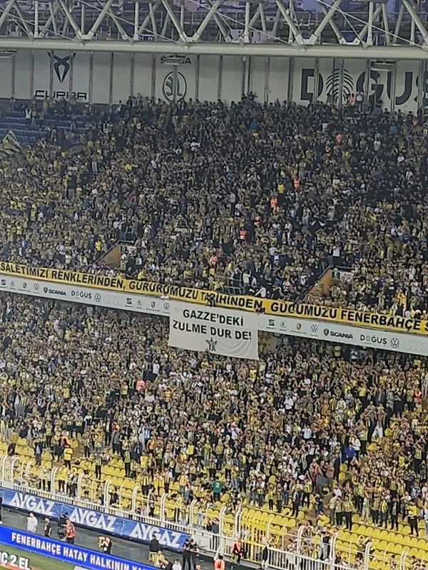 fenerbahce-taraftarindan-filistine-destek-iste-o-pankart-1697988681798.jpeg Fenerbahçe taraftarından Filistin'e destek! İşte o pankart...-2
