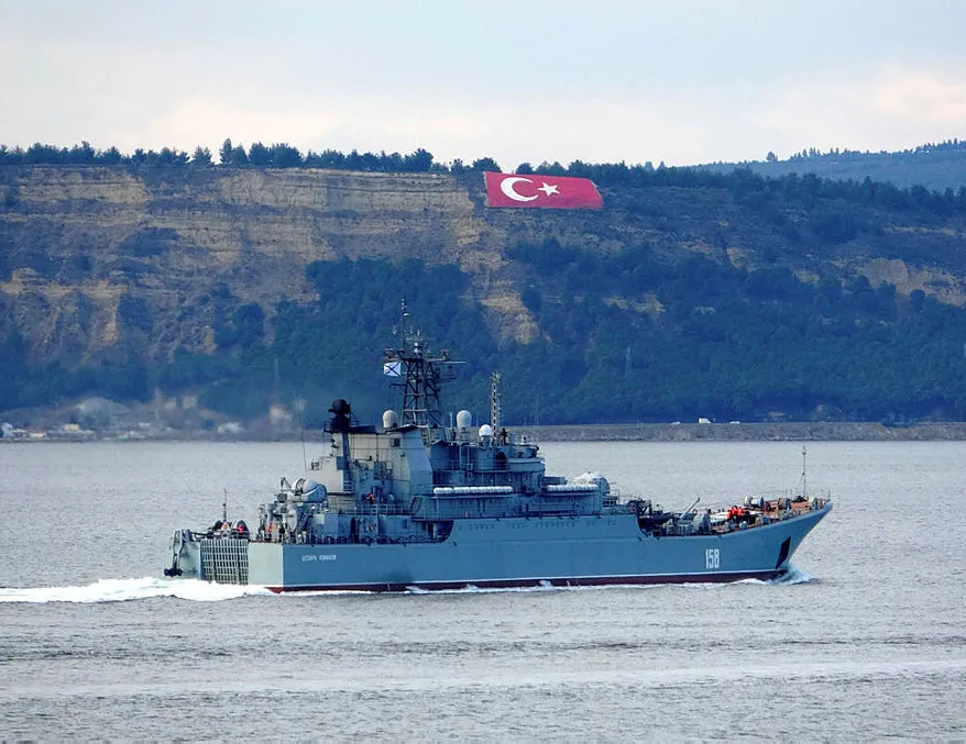 Rus savaş gemisi Çanakkale Boğazı’ndan geçti