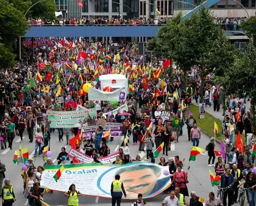 PKK paçavrasıyla yürüyenleri Alman polisi korudu