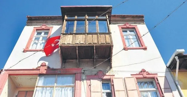 Mihriye Teyzenin Yunan vakfına satmadığı evine Türk bayrağı astı