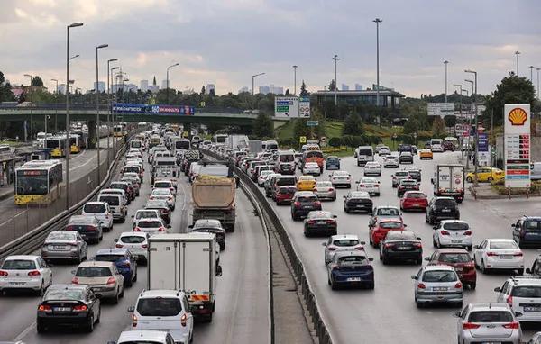 istanbulda-trafik-cilesi-sabahin-erken-saatlerinde-basladi-1631168835978.jpg İstanbul’da trafik çilesi sabahın erken saatlerinde başladı!-8
