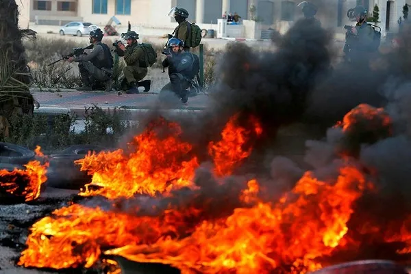 İşgalci İsrail askerleri ve Filistinliler çatışıyor-2