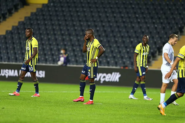 fenerbahcede-4-yil-sonra-bir-ilk-3-buyukler-disinda-1604917222033.jpg