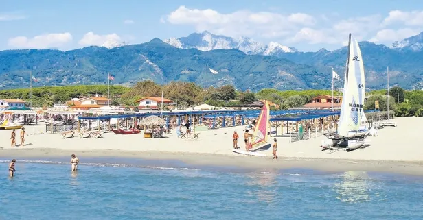 İtalyan işadamı Andrea Agnelli halk plajında görüldü