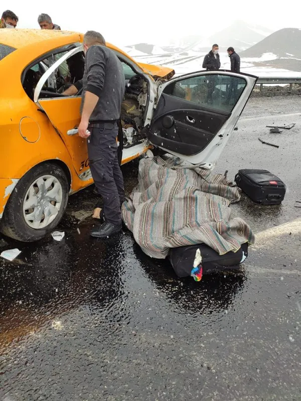 son-dakika-katliam-gibi-kaza-3-olu-7-yarali-1612530428275.jpg SON DAKİKA: Katliam gibi kaza! 3 ölü 7 yaralı-10