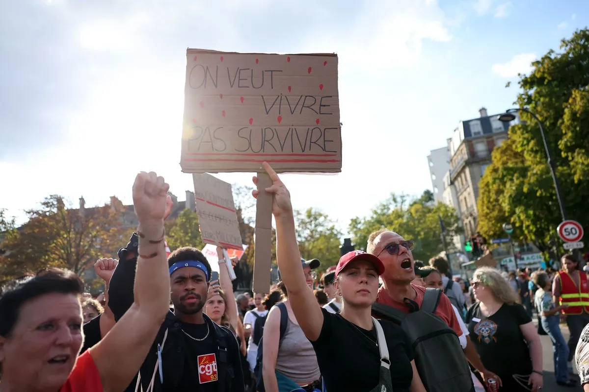 fransada-lise-protestolari-ulke-geneline-yayildi-1790710602212.jpeg Fransa'da genel grev ve lise blokajları ülkeyi kilitledi: Sendikalardan hükümete 48 saat süre-3