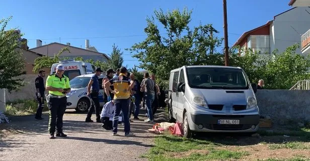 Aracıyla geri manevra yaparken annesini ezdi