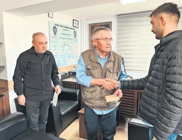 Bursa’da insanlık örneği: Engelli genç bulduğu 2 bin euroyu sahibine teslim etti!