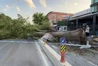 Meteoroloji 'dikkat' demişti: İstanbul'da fırtına etkili oldu! Uçaklar iniş yapamadı