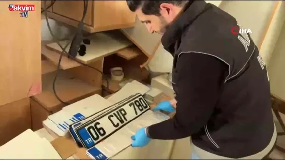 Adana’da ‘APP’ plaka operasyonu: Merdiven altı 3 atölye mühürlendi!