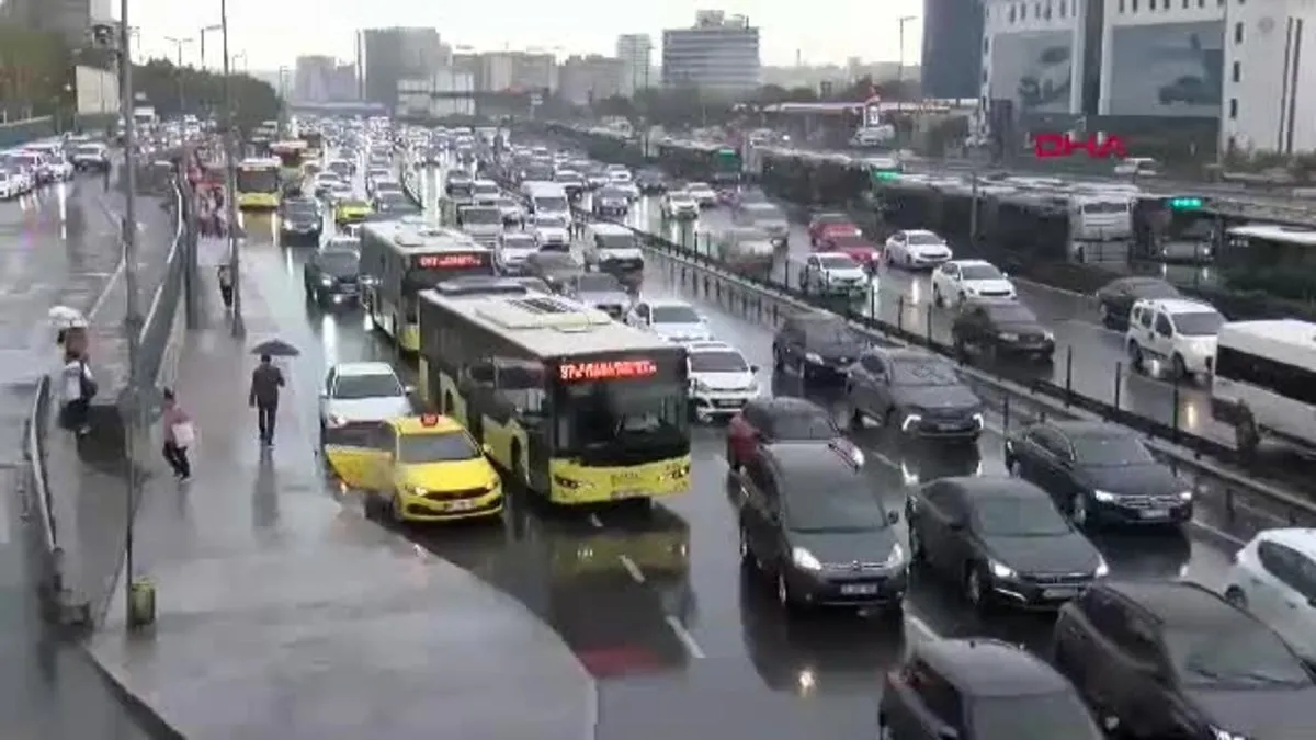 İstanbul'da haftanın ilk iş gününde yağmur trafiği