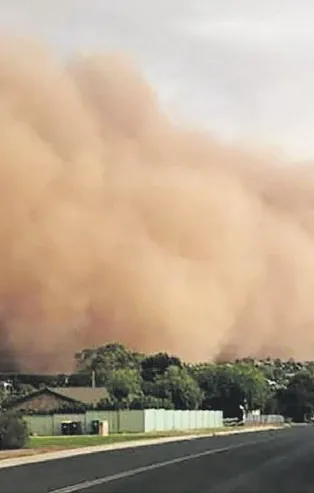 Avustralya'nın yarısı yanarken, diğer yarısında dolu yağdı