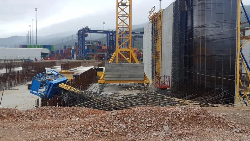 Kocali'de feci kaza! Vincin altına kaldılar: 1’i ağır 4 işçi yaralı-1