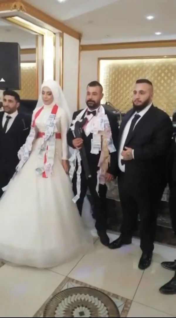 beylikduzunde-damada-pompali-tufek-taktilar-gelinin-surati-duserken-salonda-buyuk-alkis-koptu-1638856581936.jpg