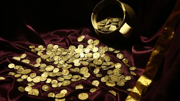 tarlasini-kazarken-servete-kondu-cil-cil-altinlari-goren-gozlerine-inanamadi-1705994190297.jpg Tarlasını kazarken hedefi 12'den vurdu, başına talih kuşu kondu: Çil çil altınları gören gözlerine inanamadı!-5