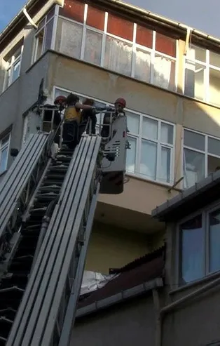 Oğluyla kavga ederken 5. kattan yan binanın çatısına düştü