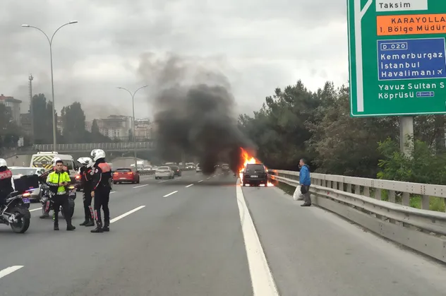 TEM'de araç yandı! Trafiğe kapatıldı