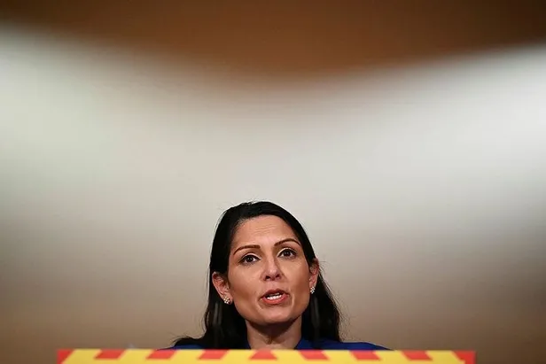 ingilterede-siyasi-deprem-boris-johnsonin-istifasi-sonrasi-yeni-basbakan-kim-olacak-iste-o-isimler-1657270854948.jpeg İngiltere'de siyasi deprem! Boris Johnson'ın istifası sonrası yeni başbakan kim olacak? İşte o isimler-11