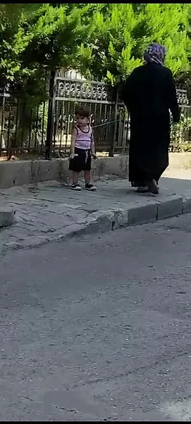 Küçükçekmece'de tepki çeken görüntü! Çocuğu iple bağlayarak gezdirdi