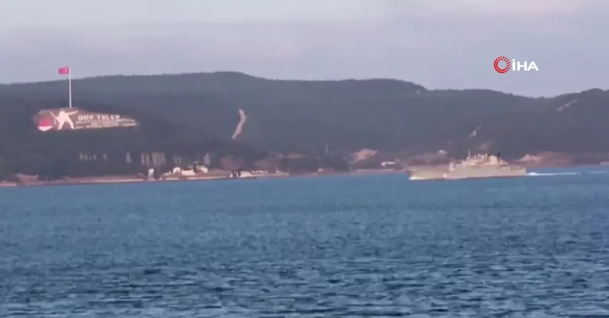Rus savaş gemisi Çanakkale Boğazı'ndan geçti