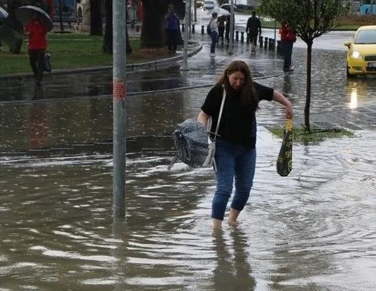 hava-durumu-i-meteorolojiden-cok-sayida-ile-son-dakika-uyarisi-kuvvetli-saganak-yagis-yolda-meteorolojiden-cok-1693847559763.jpeg HAVA DURUMU I Meteoroloji'den çok sayıda ile kritik uyarı! Kuvvetli sağanak yağış yolda: Şemsiyenizi almayı unutmayın-3