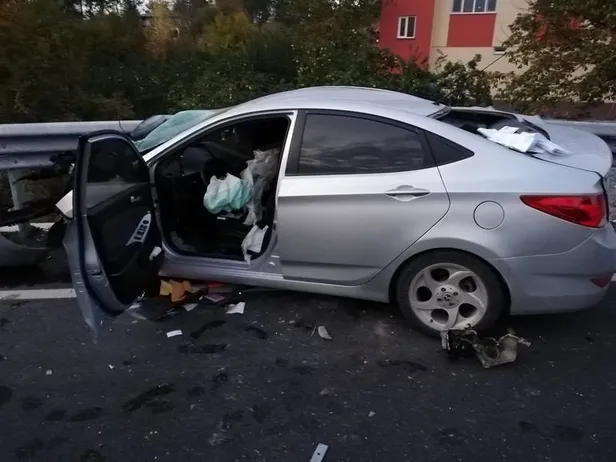 Bariyer otomobile ok gibi saplandı: 1 ölü, 1 yaralı-1