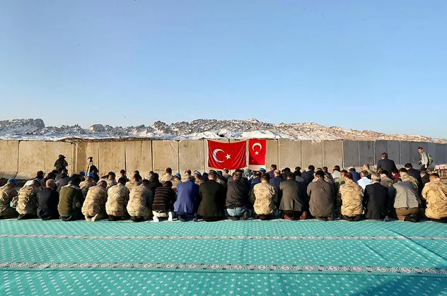 Kato Dağı'nda askerlerden bayram namazı