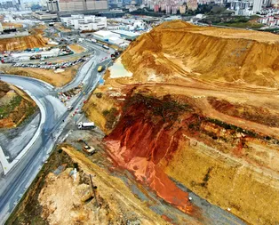 Ekrem İmamoğlunun başkan olduğu İBB bitmek üzere olan Kayaşehir Şehir Hastanesi’nin yol inşaatını durdurdu