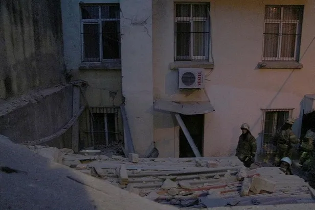 Son dakika: Beyoğlu'nda 5 katlı binada kısmi göçük-2