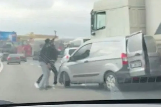 TEM'de çekiçli dehşet! Yol verme tartışması kavgaya döndü