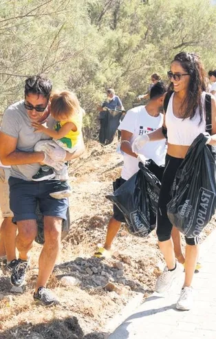 Bekir Aksoy'dan örnek davranış: Ülkemizin kıymetini bilelim. Çevremizi temiz tutalım