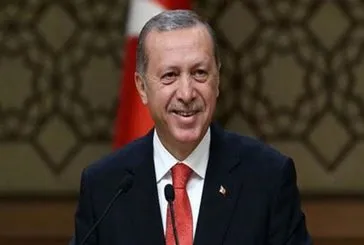 Hıncını masadan alıyor
