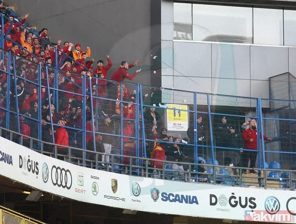 Galatasaray Taraftarlarından Fenerbahçe Tribünlerine Para... Sarı-Kırmızılı Takımı Desteklemek İçin Kadıköy'deki Yerini Alan Galatasaray Taraftarları...