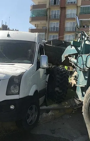 Şanlıurfa'da feci kaza! İş makinesi öğrenci servisini biçti: 13 yaralı